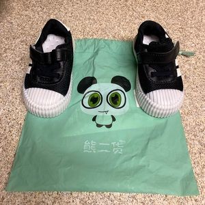 Black and white sneakers for toddlers. Slip resistant, easy on and off.